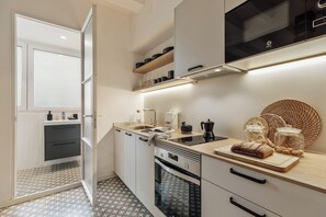 Kjøleskap, mikrobølgeovn, ovn og kokeplater