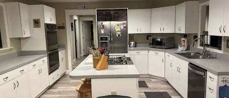 Refrigerador, microondas, horno, placa de cocina