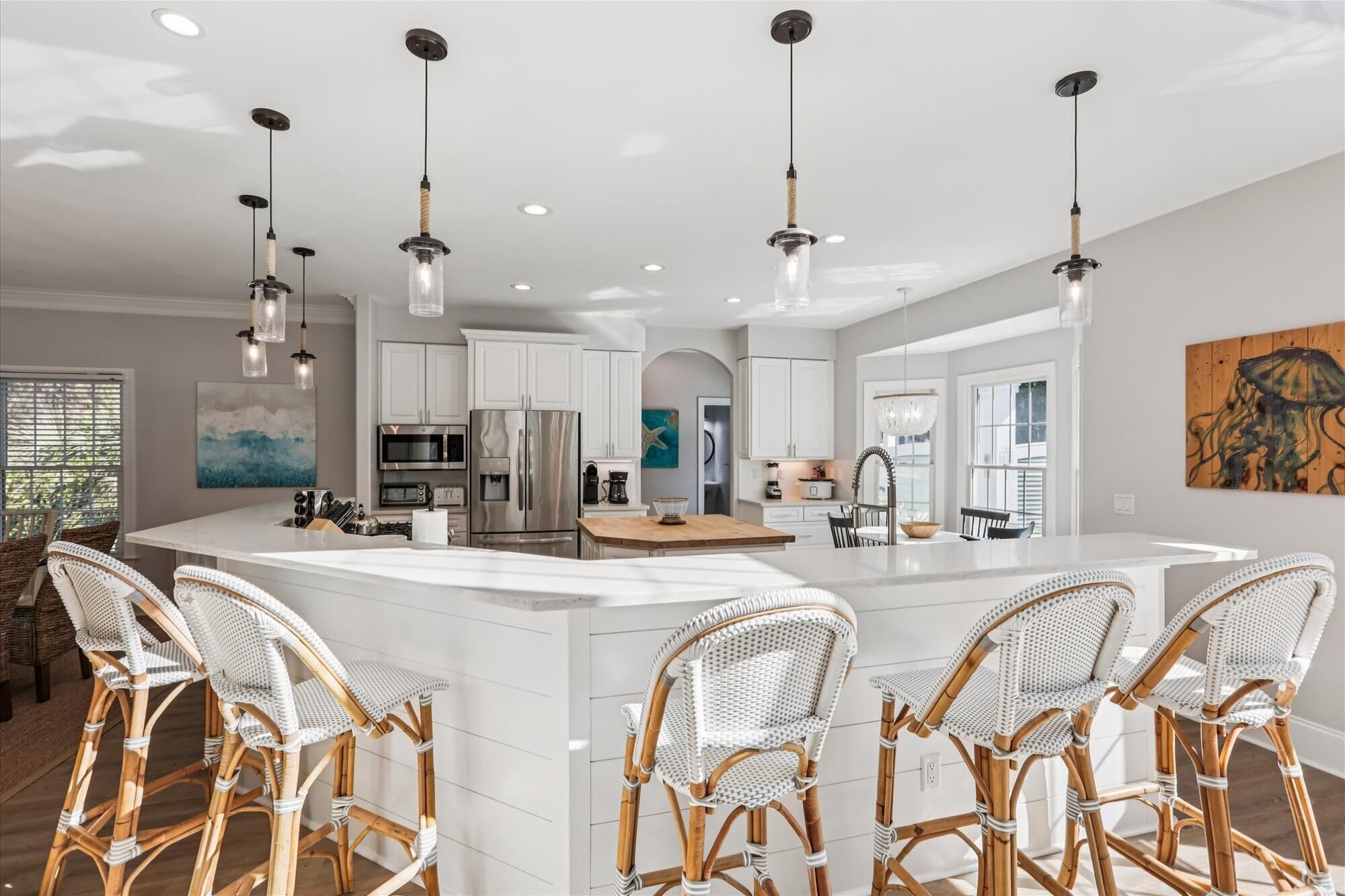 Jääkaappi, mikroaaltouuni, uuni, liesi