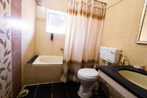 Chuveiro, produtos de toalete grátis, secador de cabelo