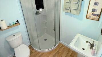 Habitación doble | Baño | Artículos de higiene personal gratuitos, toallas, jabón y champú