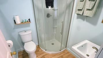 Double Room | Bathroom | Free toiletries, towels, soap, shampoo