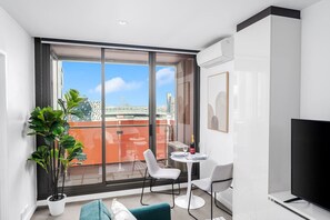 Dining - Prime Central 2BR W/ Views Pool & Gym Near Marvel (Melbourne)