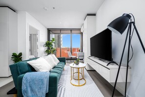 TV - Prime Central 2BR W/ Views Pool & Gym Near Marvel (Melbourne)