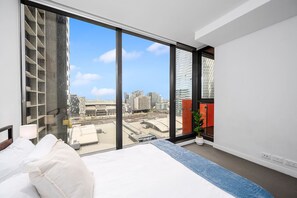 2 bedrooms, iron/ironing board, WiFi, bed sheets - Prime Central 2BR W/ Views Pool & Gym Near Marvel (Melbourne)