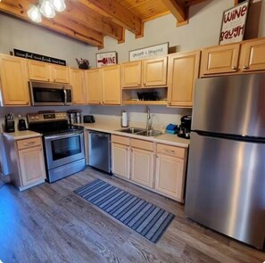 Mikrobølgeovn, ovn, kokeplater og oppvaskmaskin