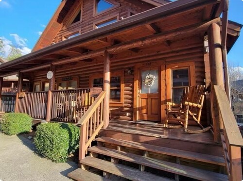 Cozy 2-bedroom cabin in charming Pigeon Forge with AC, fitness room