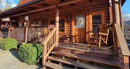 Cozy 2-bedroom cabin in charming Pigeon Forge with AC, fitness room
