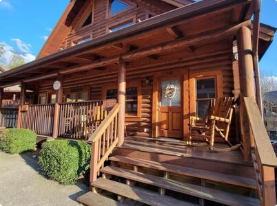 Cozy 2-bedroom cabin in charming Pigeon Forge with AC, fitness room