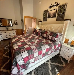 2 bedrooms, iron/ironing board, WiFi, bed sheets - Cozy 2-bedroom cabin in charming Pigeon Forge with AC, fitness room (Pigeon Forge)