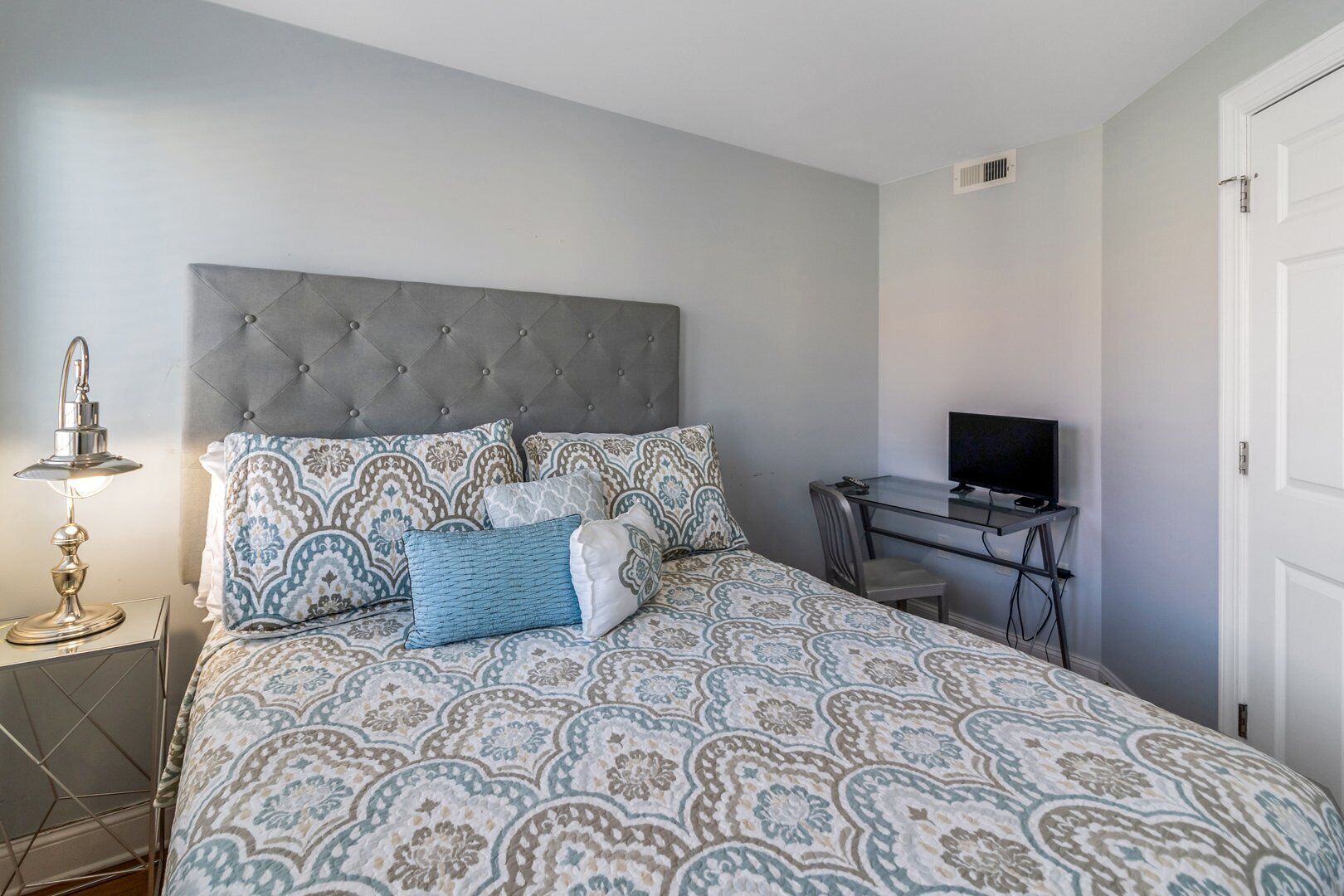 Desk, iron/ironing board, WiFi, bed sheets