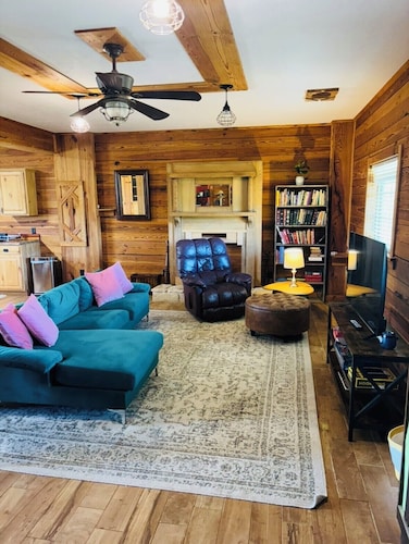 Lake front Farm Cabin, Hot Tub, Star Gazing with Telescope, Fire pit