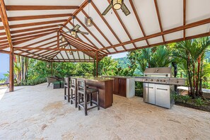 Outdoor dining - Panoramic Ocean & Valley view Home, Brisa Hermosa (Provincia de Puntarenas)