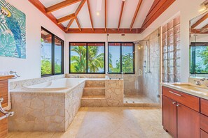 Hair dryer, towels, soap, toilet paper - Panoramic Ocean & Valley view Home, Brisa Hermosa (Provincia de Puntarenas)