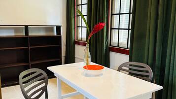 Deluxe Studio, Garden View | Living area