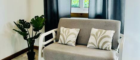 Deluxe Studio, Garden View | Living area