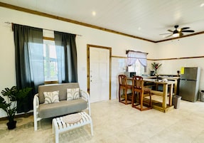 Deluxe Studio, Garden View | Living area