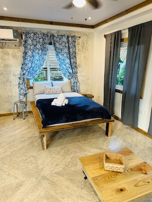 Studio tiện nghi đơn giản, quang cảnh vườn | Khu vực làm việc phù hợp cho laptop