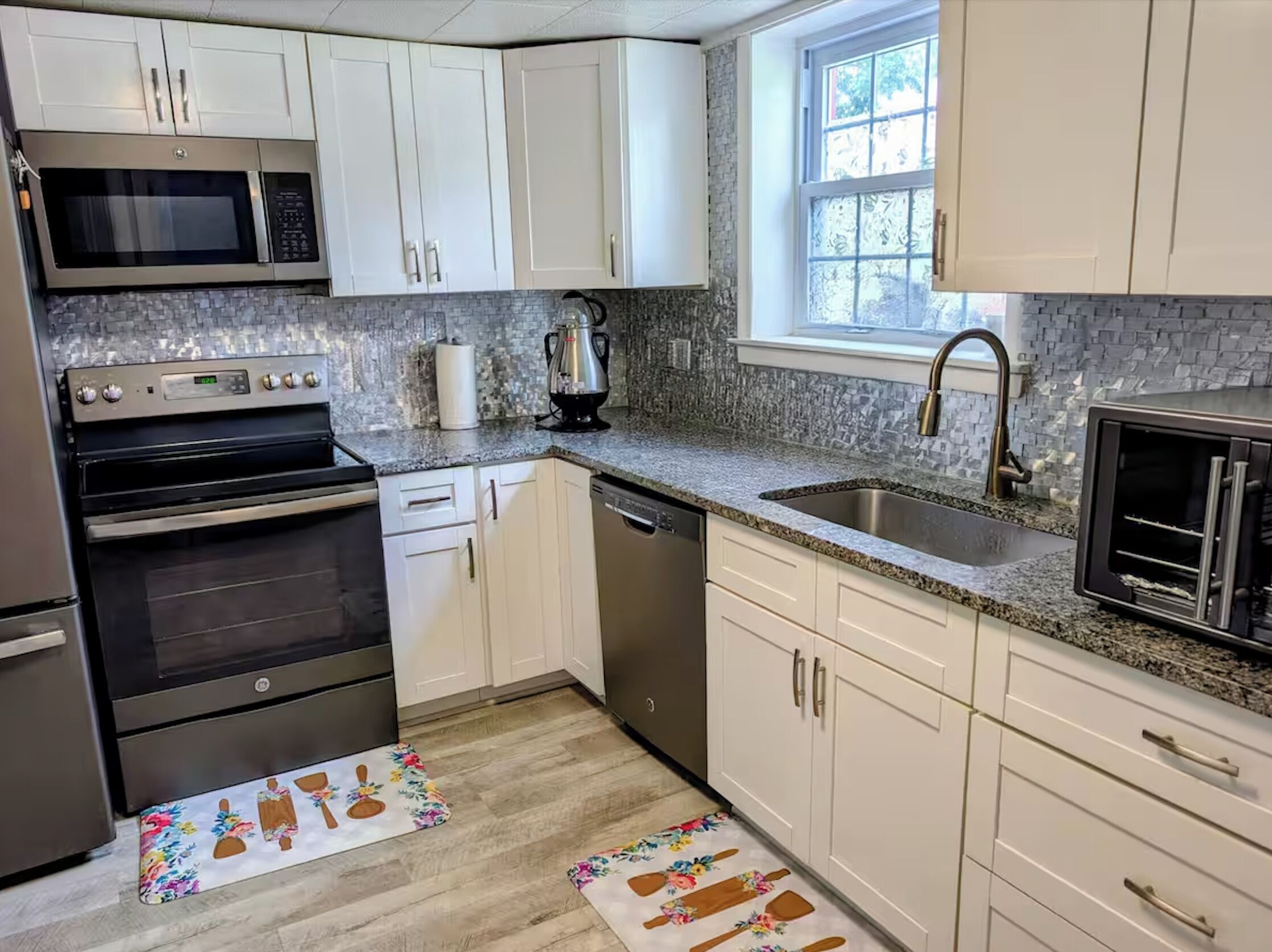 Mikrovågsugn, ugn, spishäll och diskmaskin