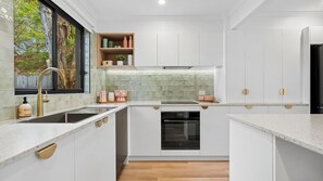 Réfrigérateur, four à micro-ondes, un four, surface de cuisson