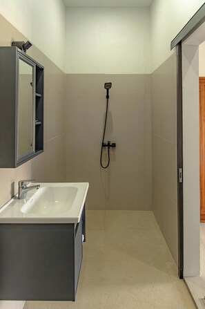 Shower, towels - Satu Hati Hotel and Restaurant (Jerowaru)