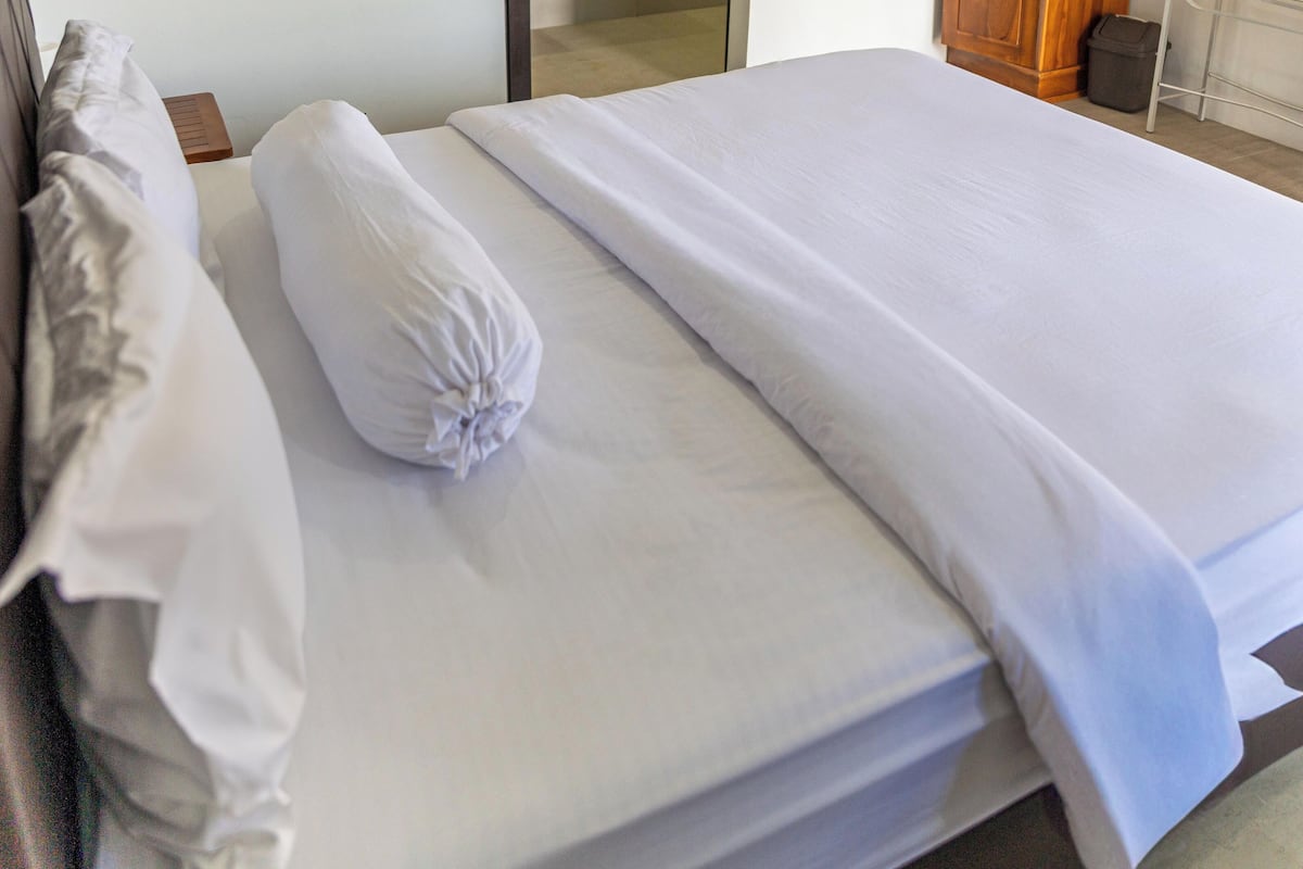 Habitación Deluxe doble, 1 cama de matrimonio, vistas a la piscina | Espacio para trabajar con un portátil y wifi gratis