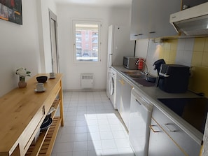 Refrigerador, microondas, lavavajillas y utensilios de cocina 