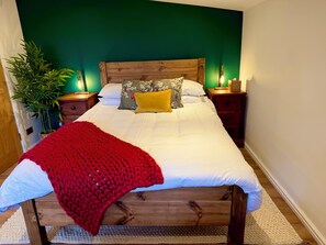 1 dormitorio, tabla de planchar con plancha, wifi y ropa de cama