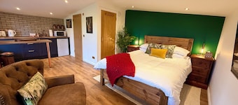 Rustic Roost: Countryside, Warm Cabin w/ Countryside Views & King Bed