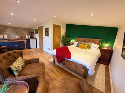 Rustic Roost: Countryside, Warm Cabin w/ Countryside Views & King Bed