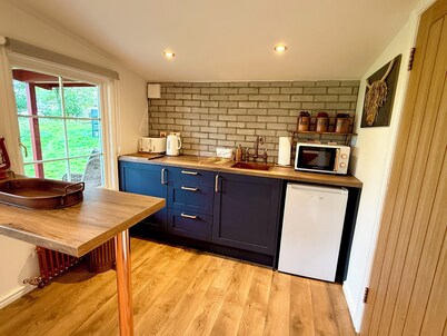 Rustic Roost: Countryside, Warm Cabin w/ Countryside Views & King Bed