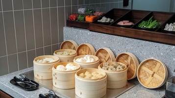 Sarapan prasmanan setiap hari dengan biaya tambahan