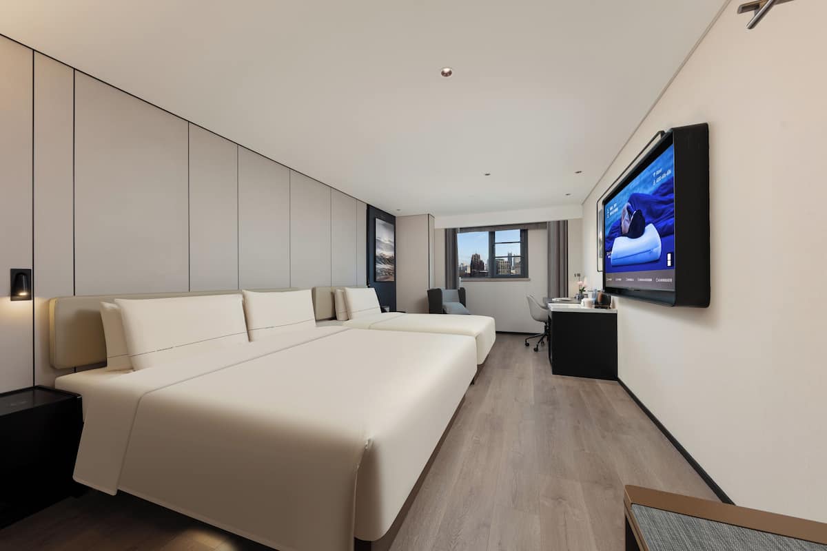 Habitación triple estándar | Artículos del minibar gratis y escritorio