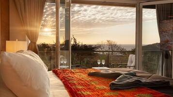 9 bedrooms, in-room safe, iron/ironing board, WiFi (free)