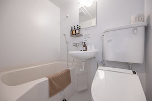 Ensemble baignoire-douche, articles de toilette (gratuits)