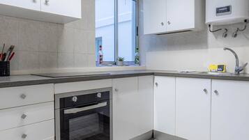 Frigorífico, microondas, horno y lavavajillas