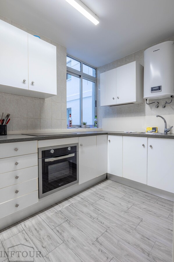 Frigorífico, microondas, horno y lavavajillas