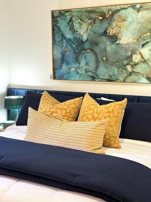 3 عدّة غرف نوم ومكواة/لوح كي وواي فاي وملاءات أسرّة