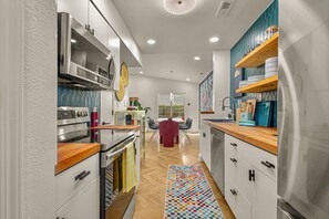 Mikrobølgeovn, ovn, kokeplater og oppvaskmaskin