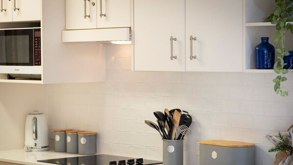 ثلاجة، ميكروويف، فرن، موقد طهي مسطح