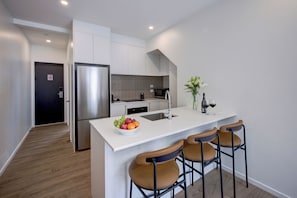 Escritorio, espacio para trabajar con laptop y wifi gratis