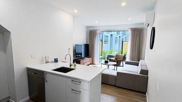 Een bureau, een laptopwerkplek, gratis wifi, beddengoed