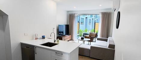 Bureau, espace de travail pour ordinateur portable, Wi-Fi gratuit