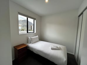 Escritorio, espacio para trabajar con laptop y wifi gratis