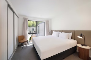 Desk, laptop workspace, free WiFi, bed sheets - Swiss-Belvillas Coronet Peak (Arthur's Point)