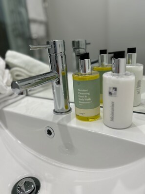 Shower, pengering rambut, handuk, dan sabun
