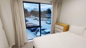 Schreibtisch, laptopgeeigneter Arbeitsplatz, kostenloses WLAN