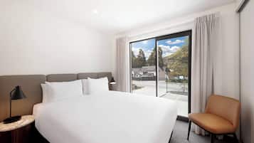 Desk, laptop workspace, free WiFi, bed sheets