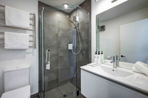 Douche, sèche-cheveux, serviettes fournies, savon