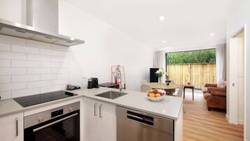 Villa, 2 slaapkamers | Privékeuken | Een koelkast, een microgolfoven, een oven, een kookplaat